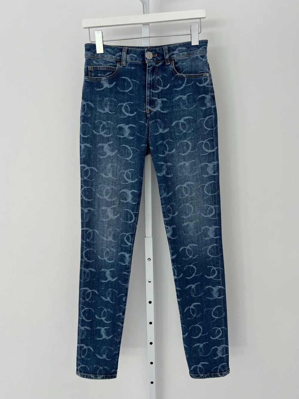CHANEL 23B DARK BLUE CC SILVER SEQUINS SKINNY JEAN SIZE FR 34 / US 2